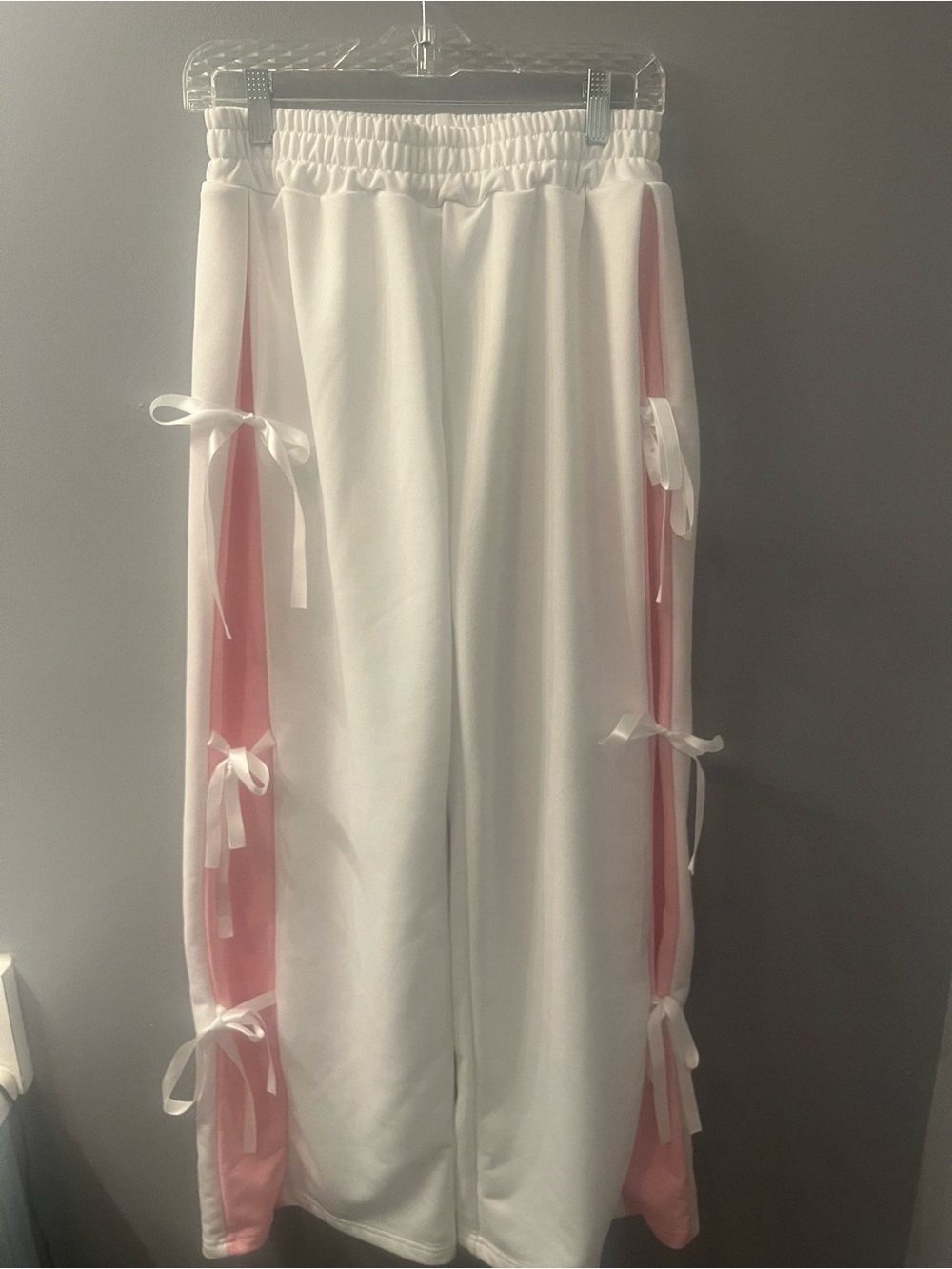 Source Unknown White Wide-Leg Sweatpants with Pink Side Panels and Bows